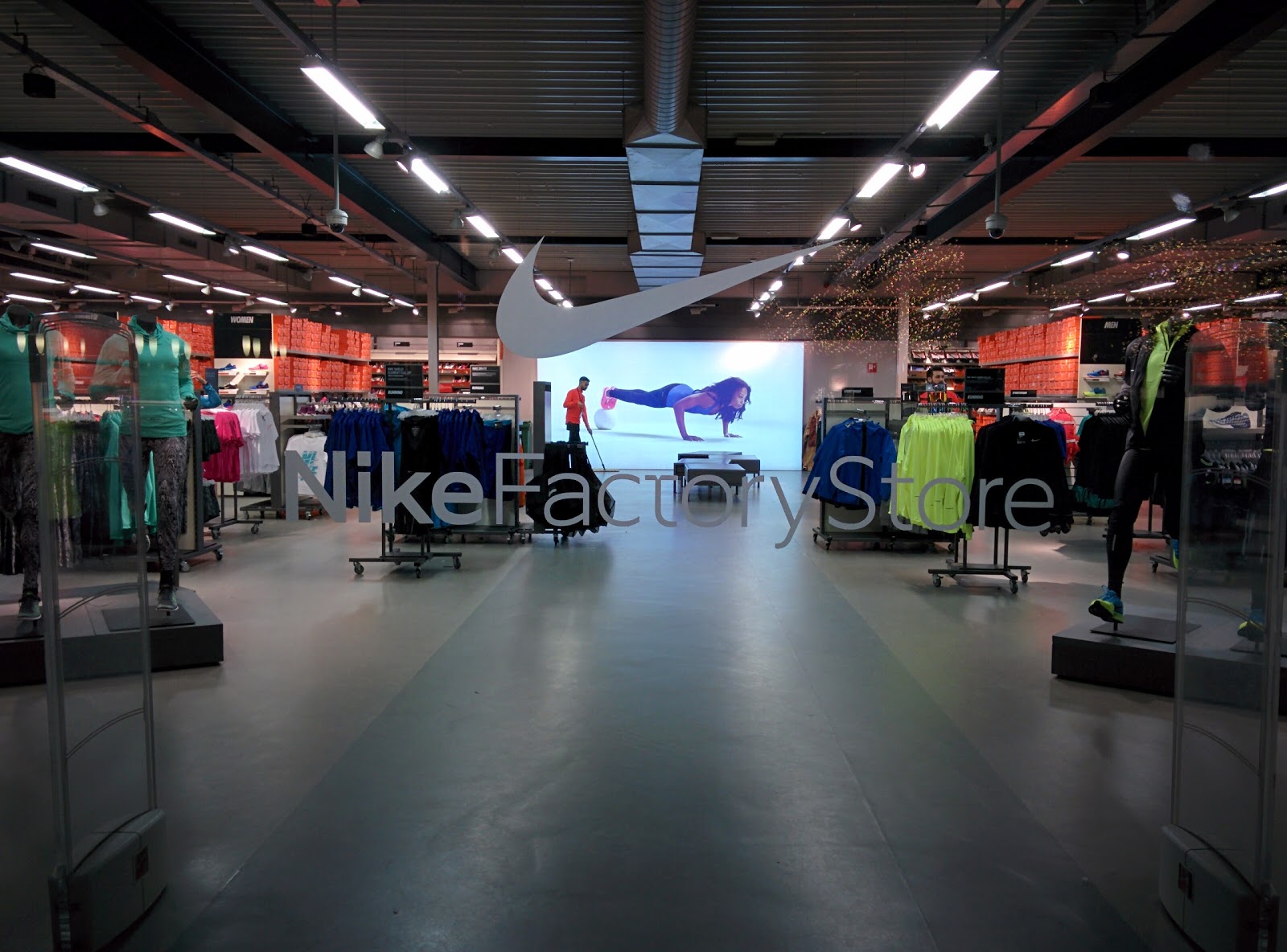 Dageraad Arne Belofte Nike Factory Store accepteert American Express creditcards