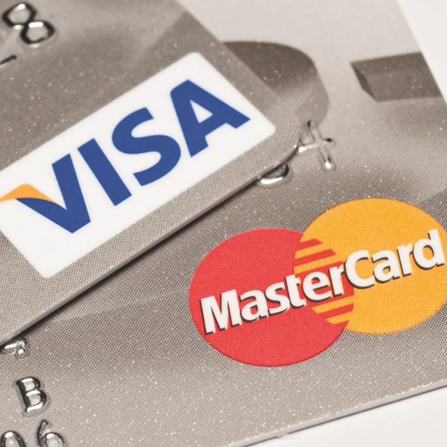 Visa en Mastercard betalen miljarden aan Britse supermarkten