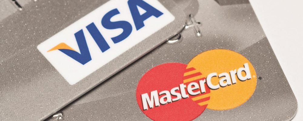 Visa en Mastercard betalen miljarden aan Britse supermarkten